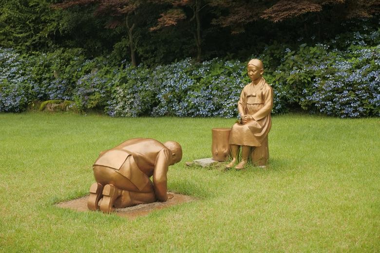 A statue symbolizing Japanese Prime Minister Shinzo Abe taking a deep bow to "comfort woman" is pictured at Korea Botanic Garden in Pyeongchang, South Korea, July 28.   REUTERS/Daewoung Kim